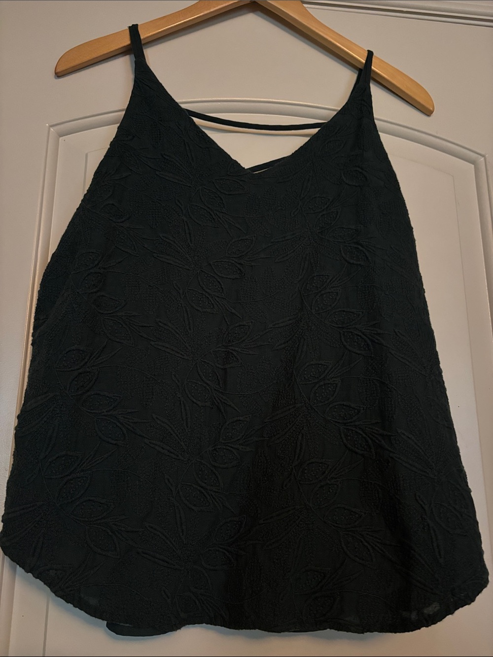 LOFT GreenEmbroidered Leaf-Pattern Camisole. Medium Petite